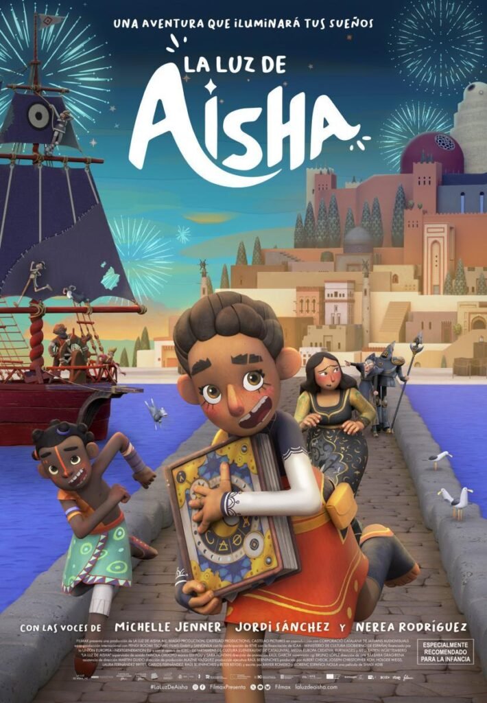 Póster de la película animada "La luz de Aisha". Un niño corre sosteniendo un libro grande con símbolos, seguido por otros personajes sobre un muelle. Al fondo hay un barco, fuegos artificiales y edificios con arquitectura árabe.